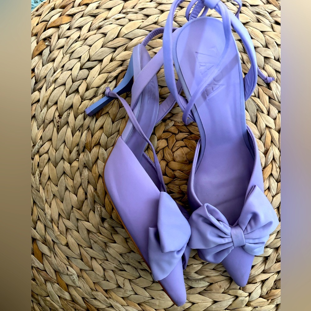 3 inch Sling back heels, made of fabric with a bow. Tie closure with strap